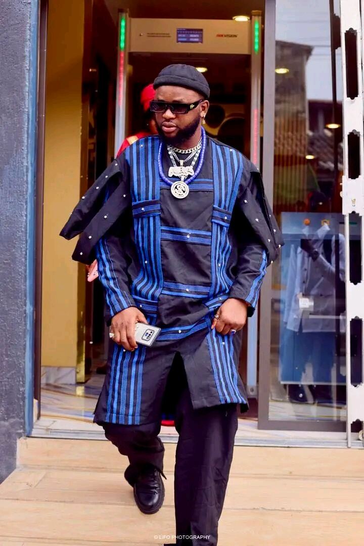 Doura Yzzy en tenue bleue, sortie d'un événement