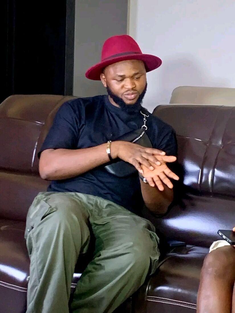 Doura Yzzy en interview, chapeau rouge
