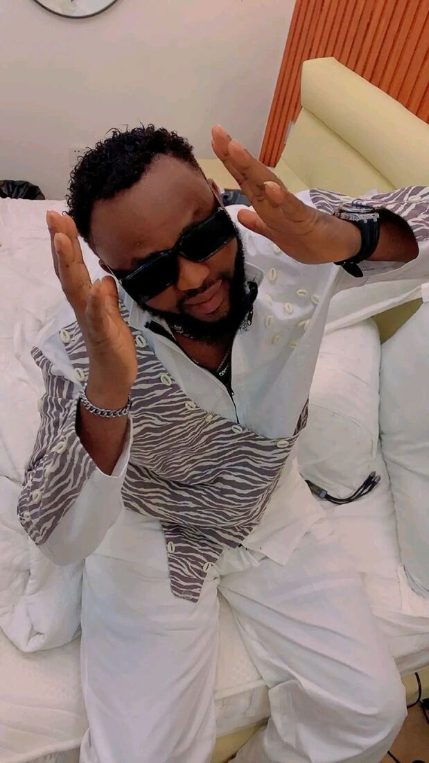 Doura Yzzy en tenue blanche traditionnelle