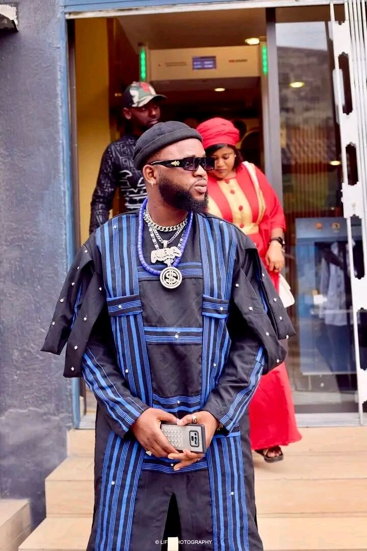 Doura Yzzy en tenue traditionnelle bleue
