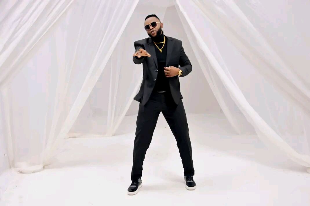 Doura Yzzy en costume noir sur le tournage d'un clip
