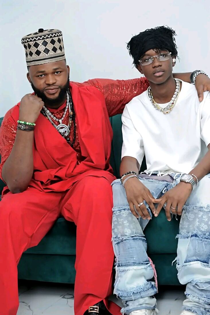 Doura Yzzy en tenue rouge avec un jeune artiste